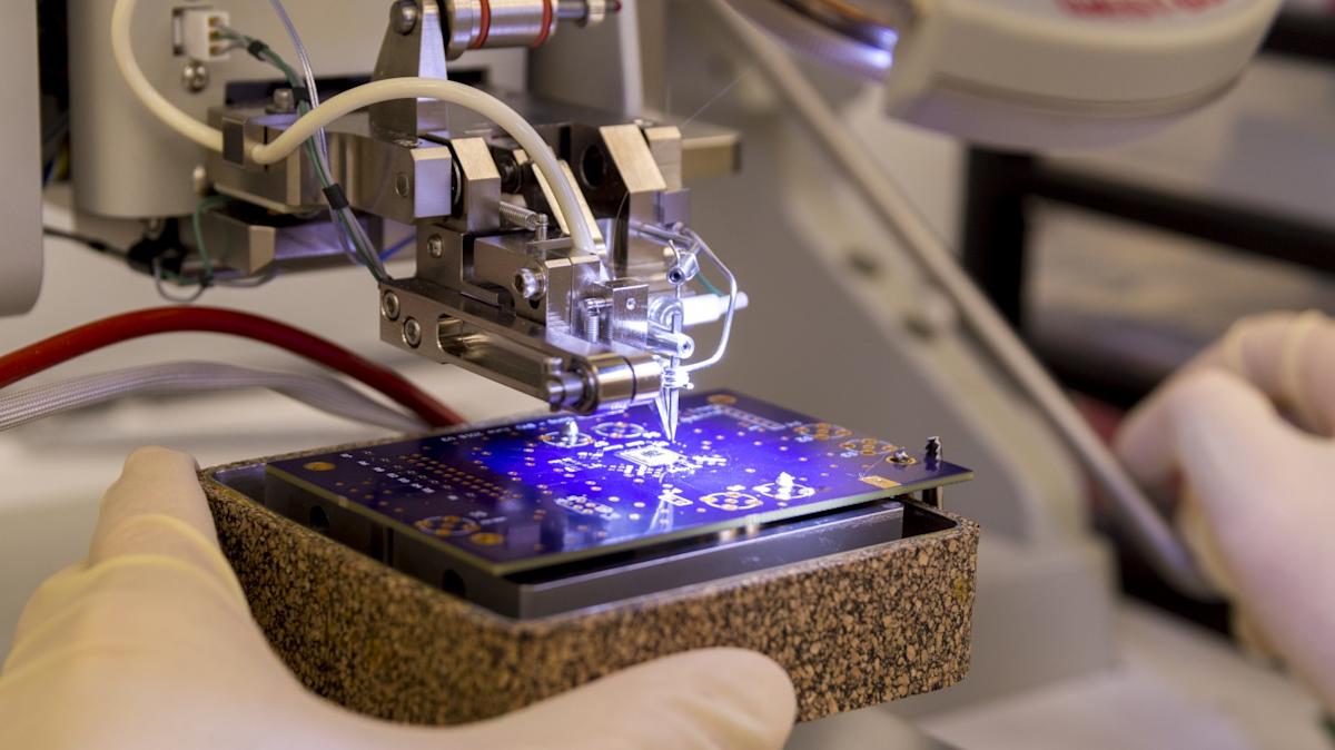 Apple Throws Intel a Lifeline with New Chip Deal