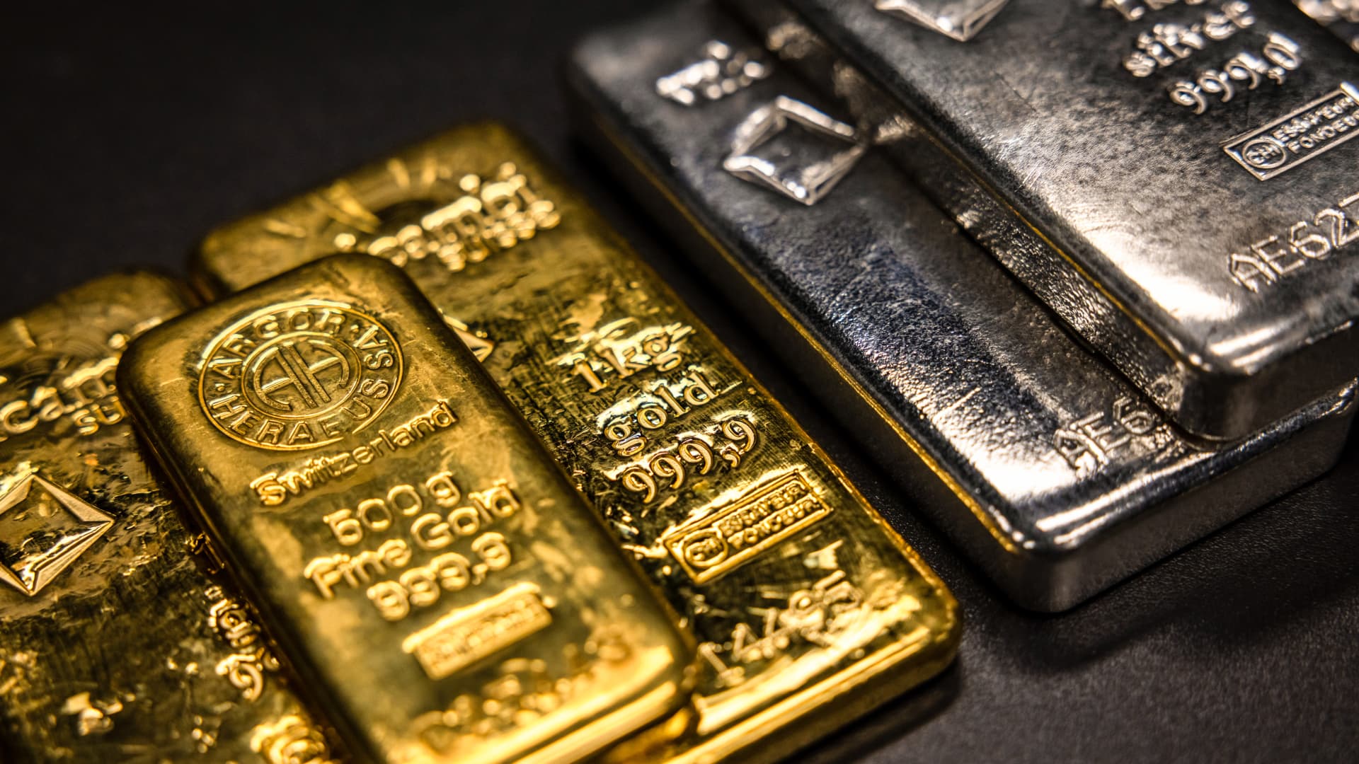 Gold, Silver Hit Record Highs Amid Weak Dollar, Fed Policy