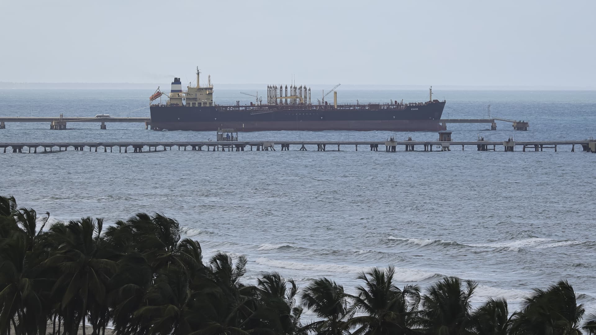 Trump's Venezuela Oil Gamble Sparks Global Panic