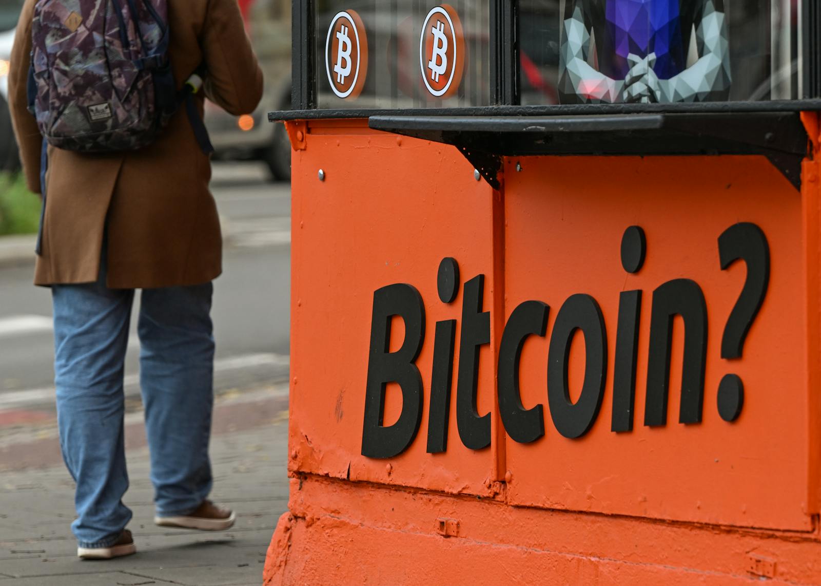 Bitcoin Tumbles Amidst Fed Rate Cut Scrutiny, Citi Reaffirms $143k Target