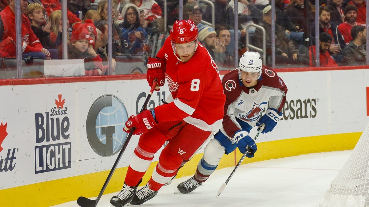 Avalanche Face Red Wings in Motown Matinee