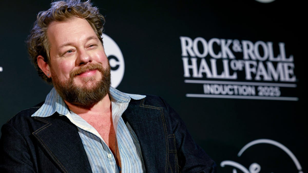 Nathaniel Rateliff Sings Anthem for Broncos-Patriots Showdown