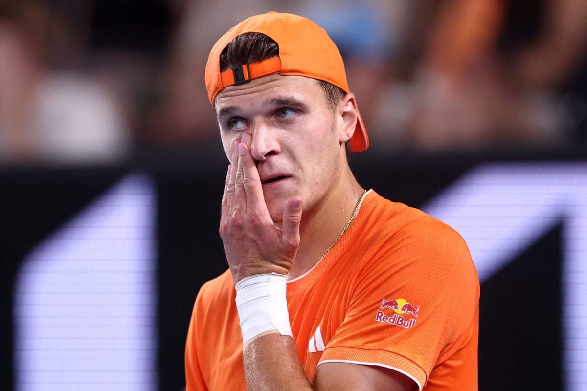Djokovic Advances to Australian Open Quarters on Menšík Walkover