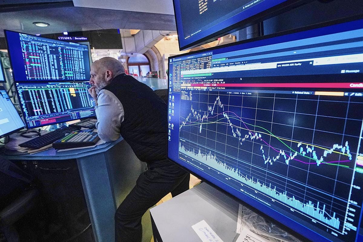 Wall Street Ends Lower as Tech Slump and Bank Earnings Weigh