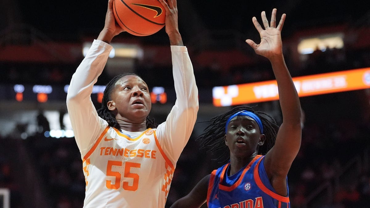 No. 1 UConn Faces Upset Bid from No. 15 Tennessee